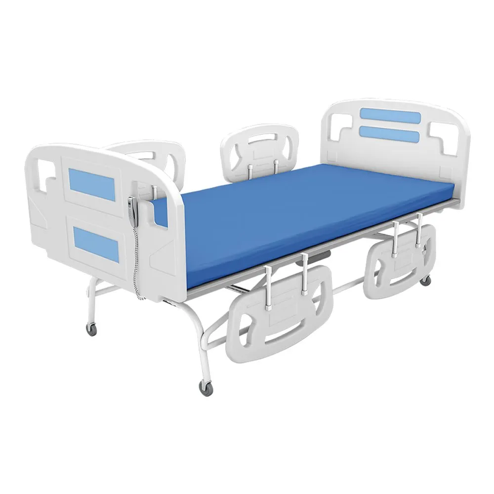 Cama hospitalar com grades laterais, colchão azul e manivelas de ajuste, em fundo branco