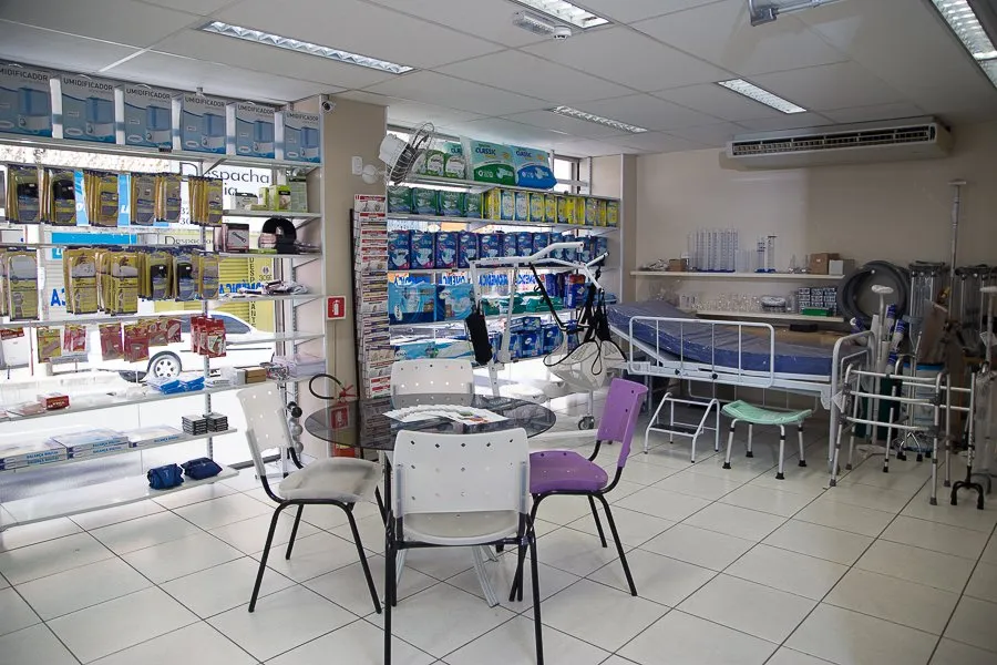 Showroom da Riomédica com camas hospitalares, cadeiras de rodas e mobiliário hospitalar expostos