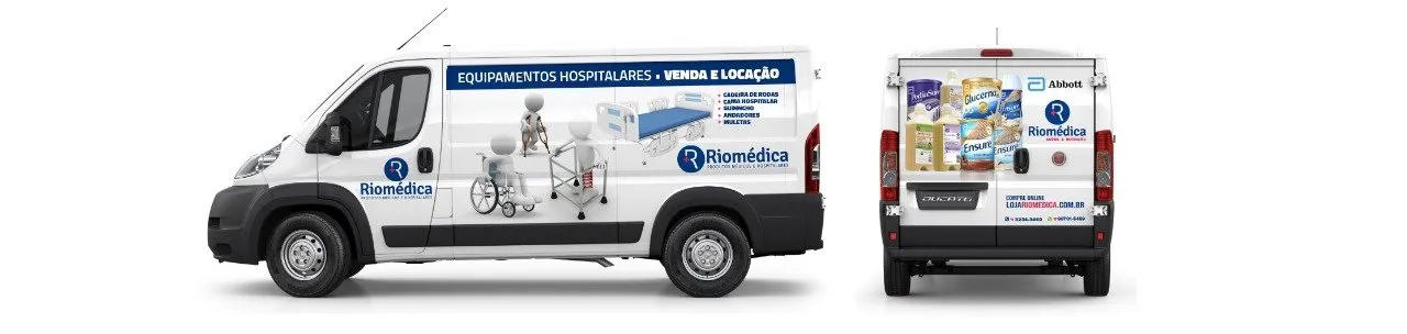 Van branca de entrega da Riomédica, com a identidade “Equipamentos hospitalares — venda e locação” na lateral e nas portas traseiras